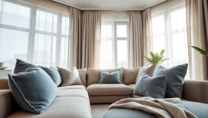 Verduisterende gordijnen in een moderne woonkamer creëren een comfortabele sfeer.