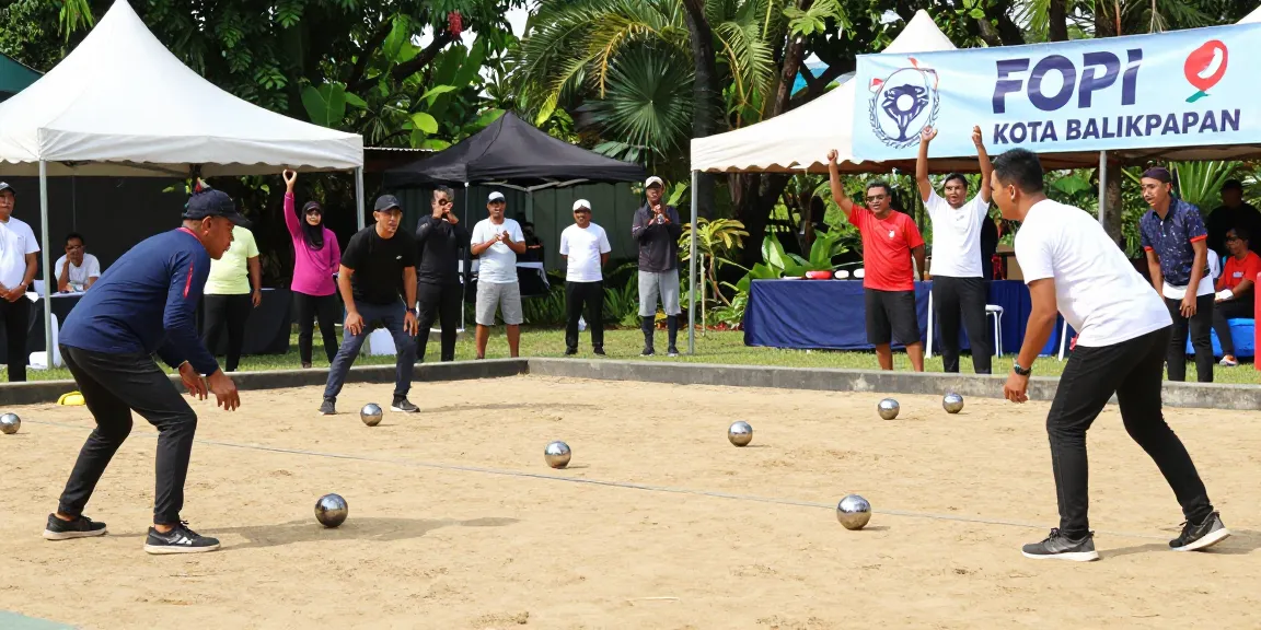 Turnamen petanque FOPIKOTA BALIKPAPAN yang penuh semangat dengan pemain bertanding di lapangan berpasir.